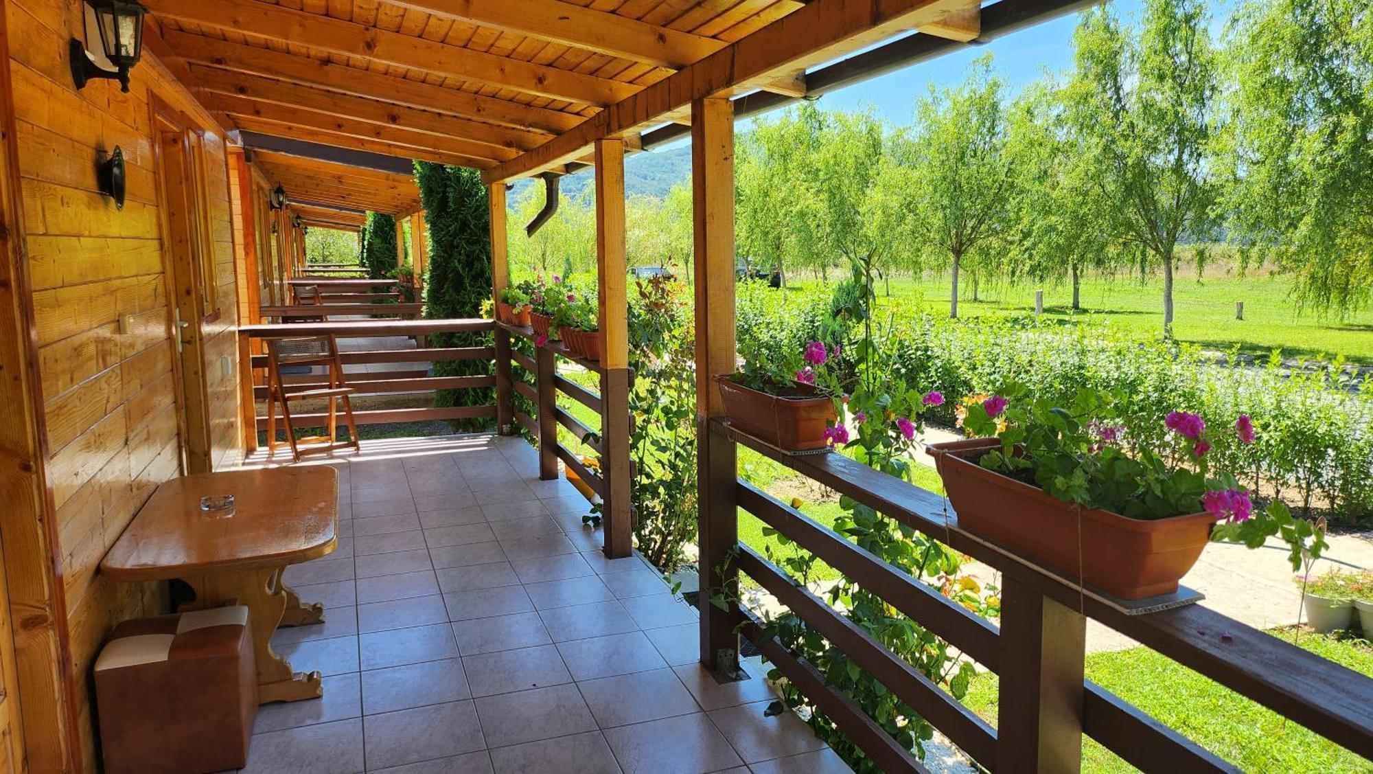 La Podul Gornii Hotel Gornea Exterior photo